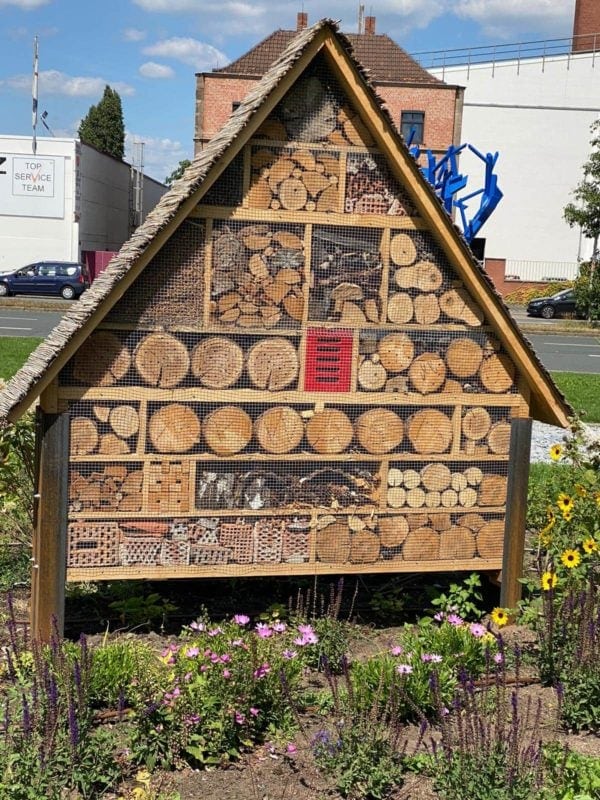 Insektenhotel Oder Wildbienennisthilfe? 6 XXL Insektenhotel mit sehr grenzwertiger Füllung