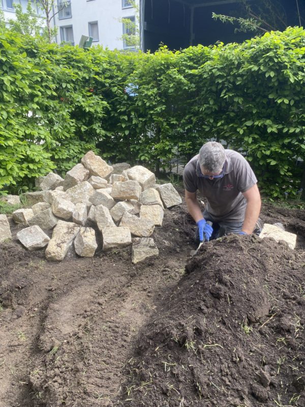 insektenfreundlicher Garten Steine für Trockenmauer