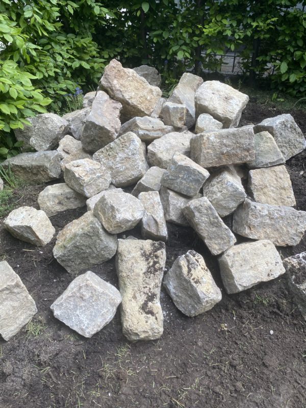 insektenfreundlicher Garten Steine für Trockenmauer