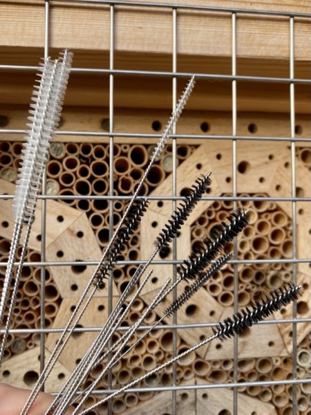 Wildbienennisthilfe reinigen