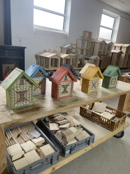 Bienenhotel Bienenliebe mit Beutenschutzlasur von Lixum